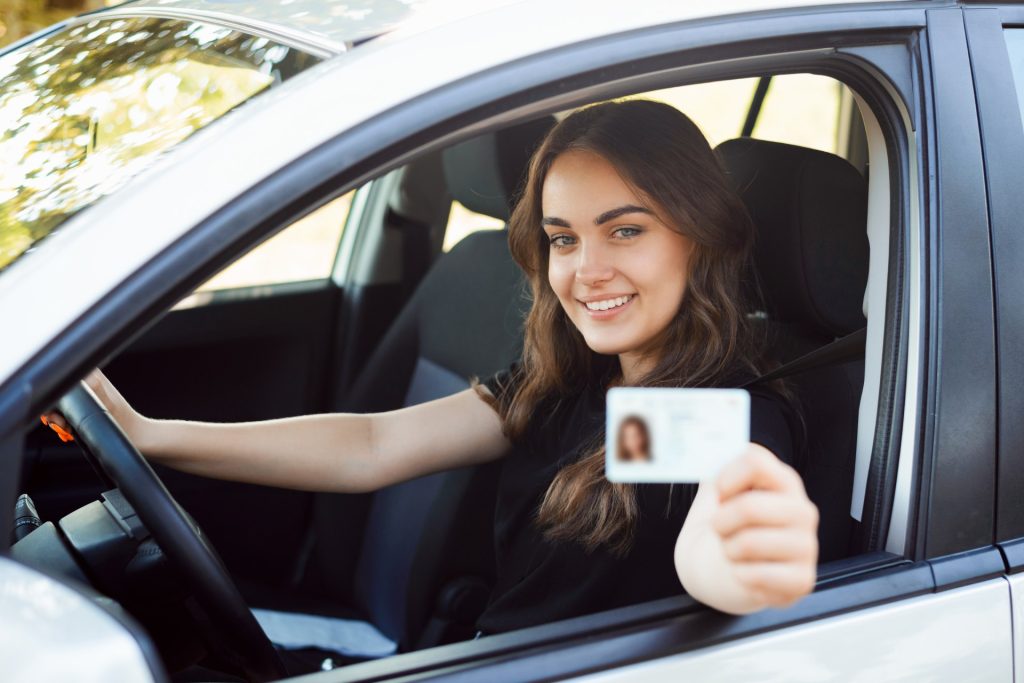 Eine Frau zeigt ihren Führerschein.