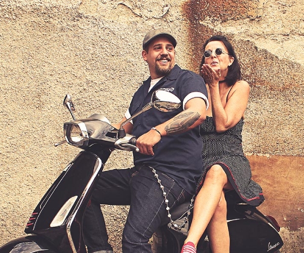 Zwei Personen auf einem Motorrad